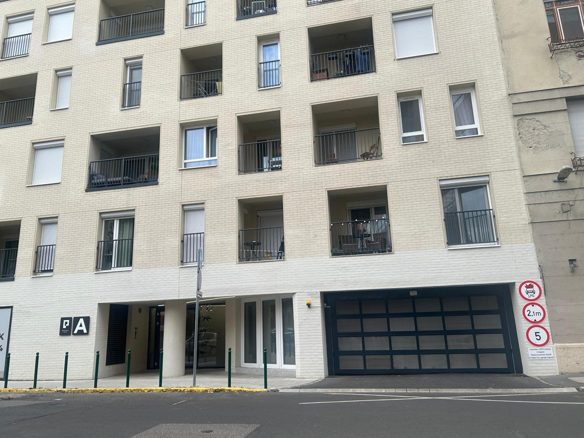Downtown 2 Bedrooms Nearby Duna River Balcony-garage 10 Euro Per Day Apartament *